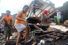 Topan Landa Filipina,...