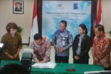 Menteri Rini Lebur Dua...