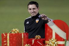 Gary Neville Ingin Kado...