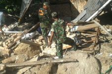 Personel TNI Bantu Warga...
