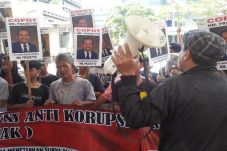 Kasus Bansos, KPK Didesak...