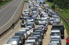 Jalur Puncak Macet Hingga...