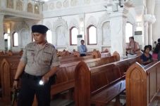Jelang Misa, Polisi...