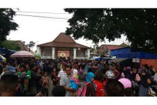 Grebeg Maulid, Ribuan...