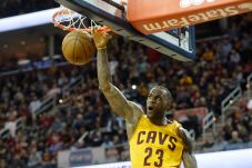 LeBron James Beri Kado...