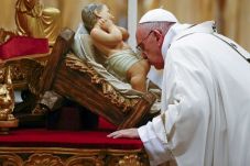 Pesan Misa Natal Paus:...