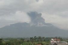 Berkunjung ke Merapi,...