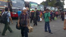 Naik Bus ke Karawang,...