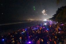 Tunggu Pergantian Tahun,...