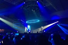 Pelukan Akhiri Konser...