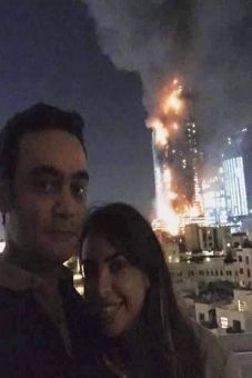 Selfie di Depan Hotel...