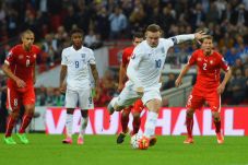 Gerrard: Rooney Harus...