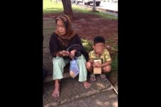Dompet Dicopet, Nenek...