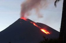 Gunung Soputan Semburkan...