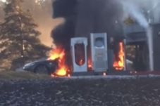 Mobil Listrik Tesla...