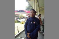 Iskandar, Penulis 1.200...
