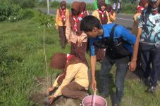 Pelajar Tanam Pohon...