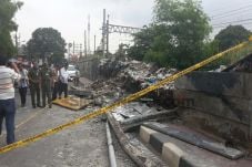 Tembok Pembatas Rel...