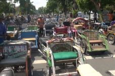 Ribuan Tukang Becak...