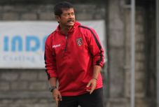Coach Indra Lunasi Utang...