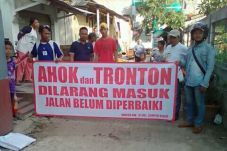 Protes Jalan Rusak,...