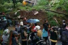 Dua Motor Tertimbun...