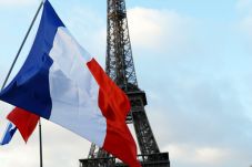 Paris Tuan Rumah Pertemuan...