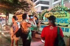 Warga Berfoto di Lokasi...