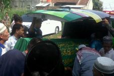Isak Tangis Warnai Pemakaman...