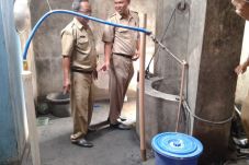 Ngebor Sumur, Warga...