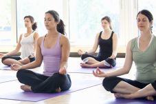Yoga Bantu Lansia Jaga...