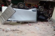 Mobil Boks Terjun Bebas...