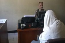 Siram Anak dengan Air...