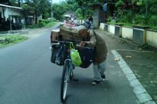 Mbah Tohari, Pedagang...