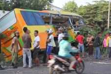 Bus Jakarta-Malang Ditabrak...