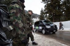 Bertugas di Davos, Tentara...