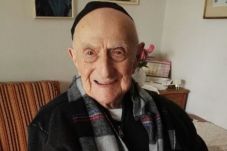 Lolos dari Holocaust...