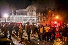 Iran Tangkap 100 Penyerang...