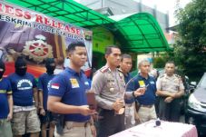 Ngaku Polisi, Hulk Terpincang-pincang...