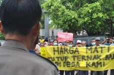 Warga Bantul Protes...