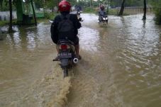 Sungai Kemuning Meluap,...