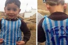 Penggemar Messi Berkaus...