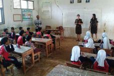 Sekolah Nyaris Roboh,...