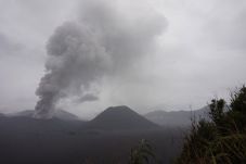 Gunung Bromo Muntahkan...