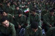 HRW: Iran Paksa Warga...