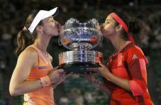 Hingis dan Mirza Juara...