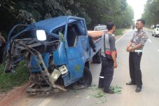 Ban Pecah, Pikap Tabrak...