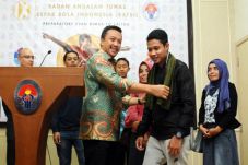 To Spain, Evan Dimas...