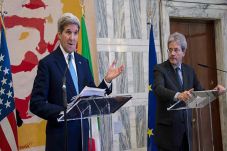 Konferensi Pers di Italia,...