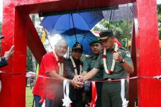 Telkomsel Serahkan Donasi...